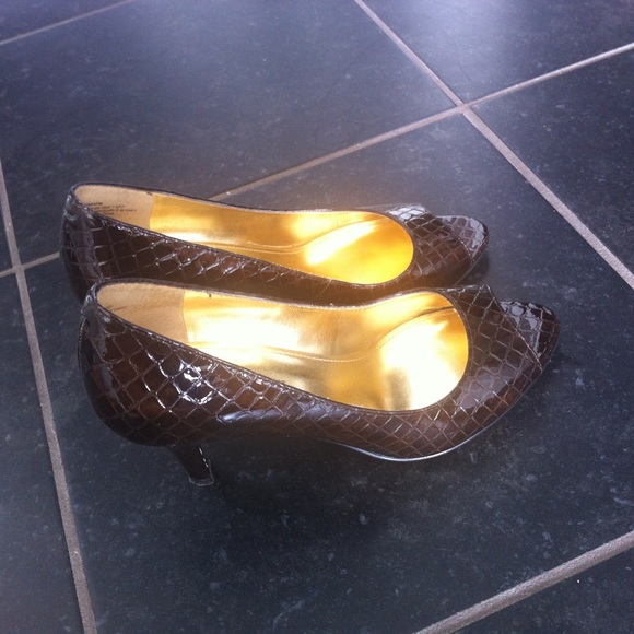 Enzo Angiolini dark brown patent croc peep toe heels - size 5 - Picture 6 of 7